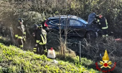 Auto esce di strada e finisce in mezzo alla vegetazione