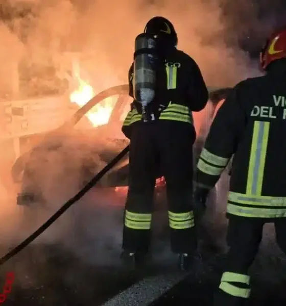 auto in fiamme a4