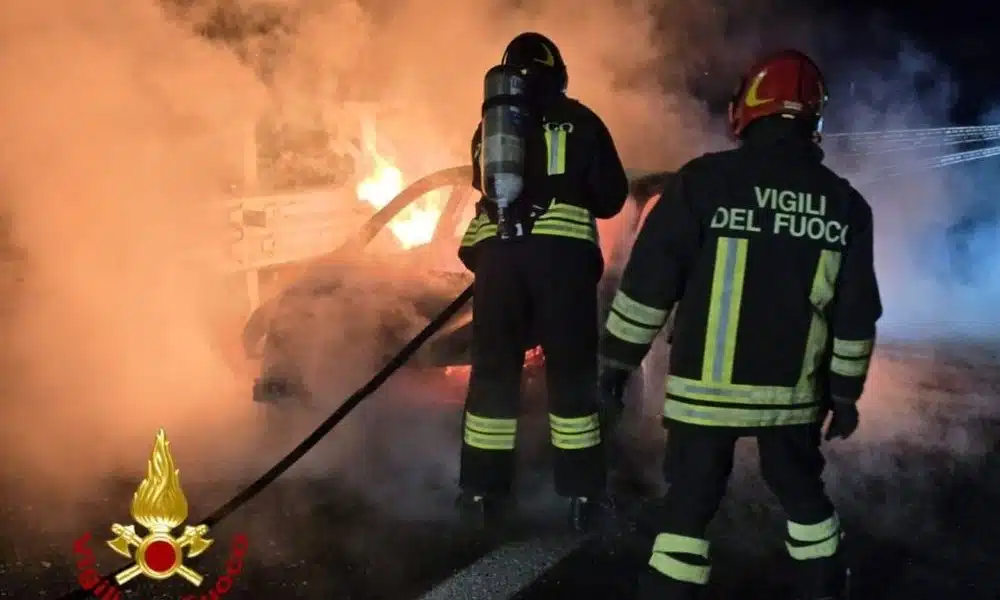 auto in fiamme a4