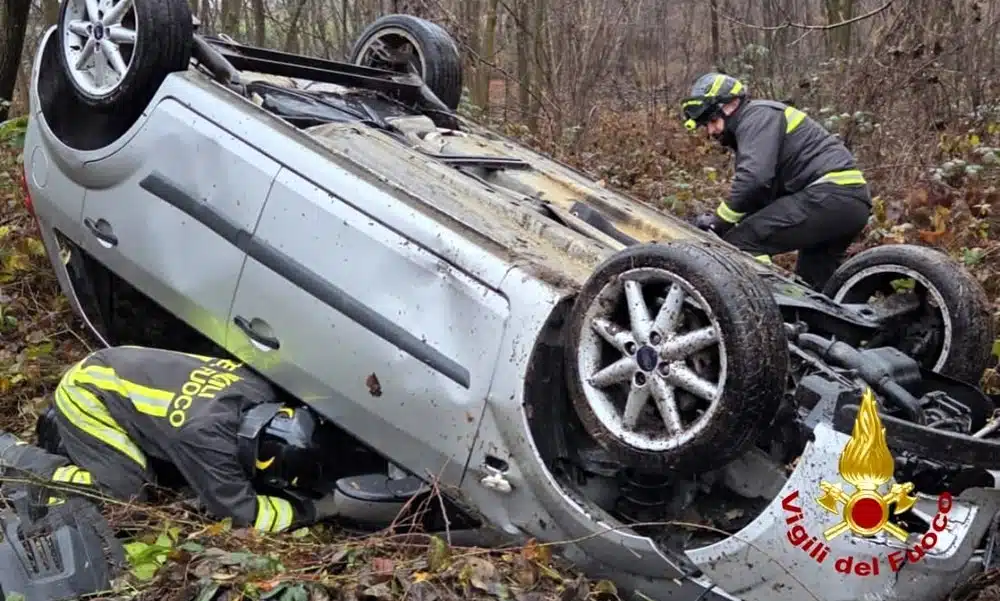 Si ribalta con l'auto e lo smartwatch chiama i soccorsi