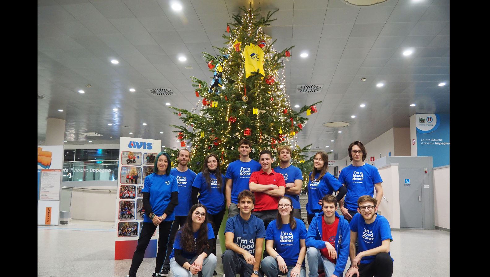 Come da tradizione torna l’albero di Natale che porta “luce ”in ospedale