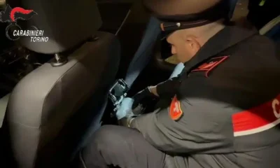 Nasconde mezzo chilo di cocaina nella bocchetta d'aria dell’auto
