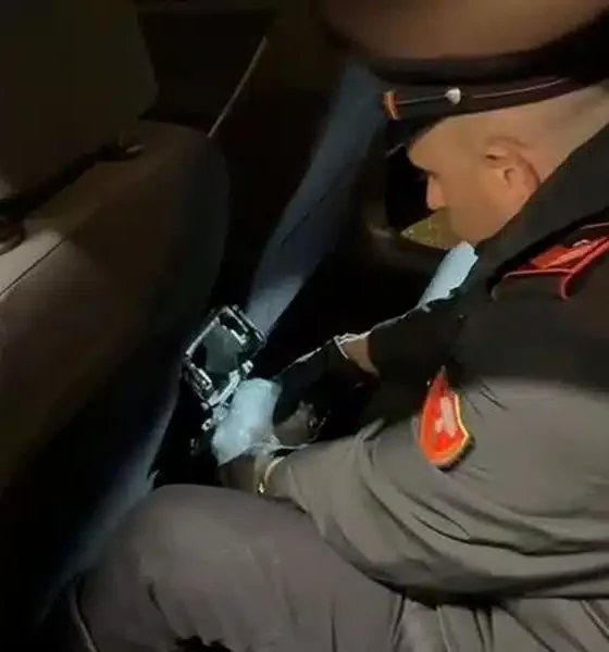 Nasconde mezzo chilo di cocaina nella bocchetta d'aria dell’auto