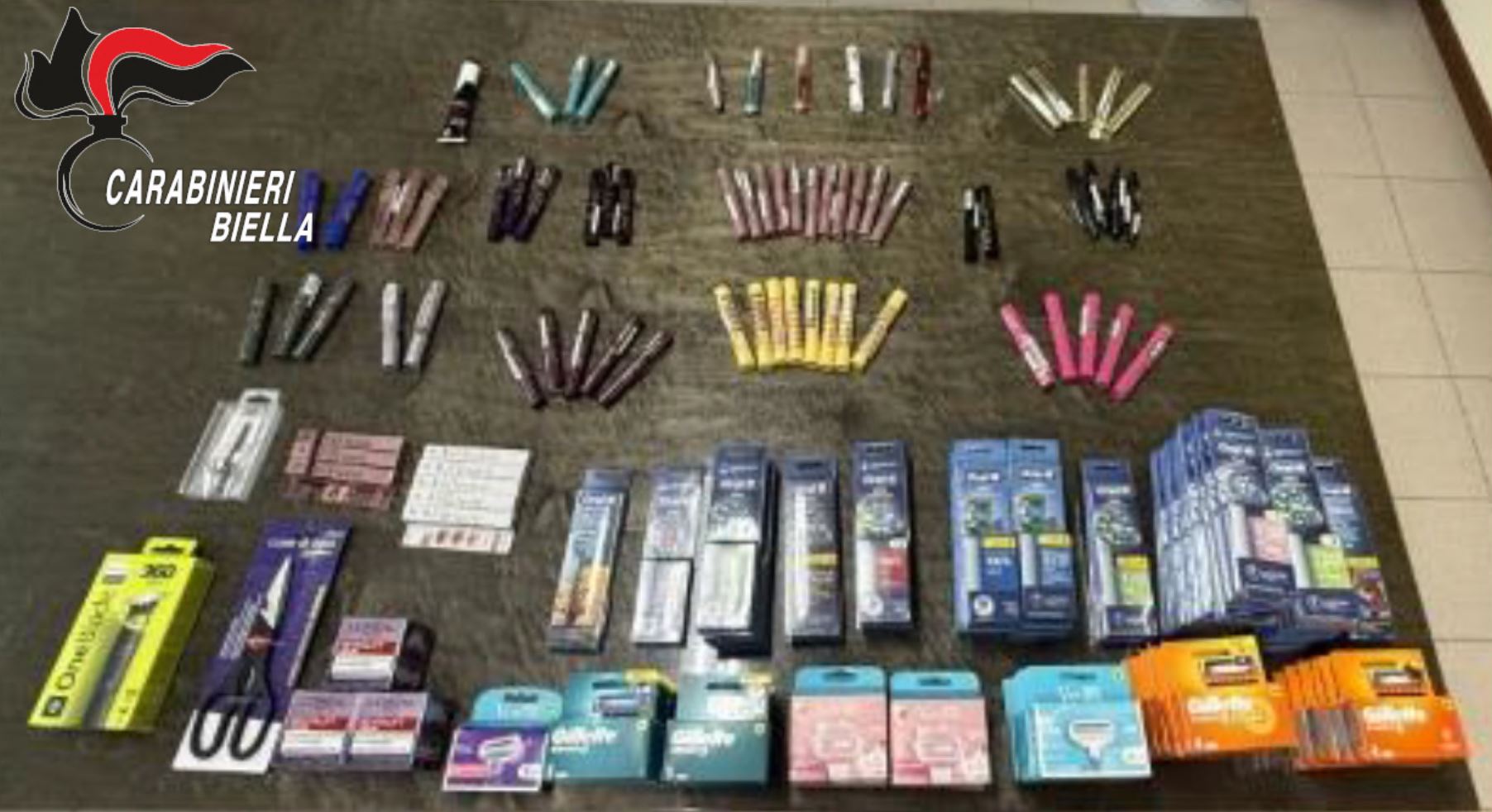 Avevano cosmetici per migliaia di euro e borse “schermate” in auto: denunciati