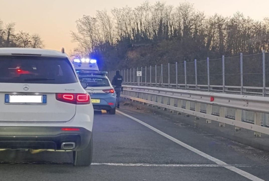 Ubriaco cammina sul ponte e fa scattare allarme e volanti