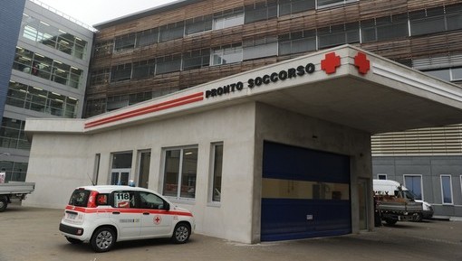 uomo dà di matto al pronto soccorso