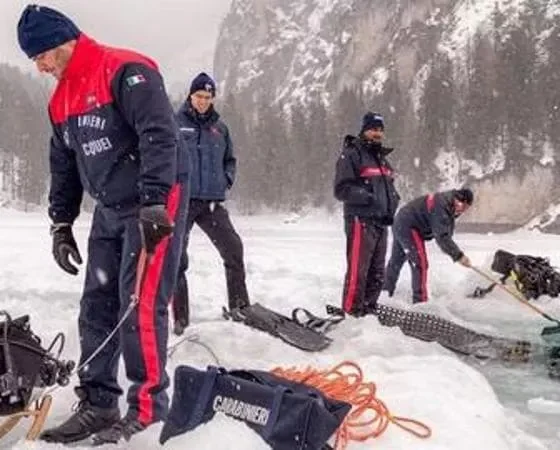 Donna di 32 anni cade nel lago ghiacciato e muore