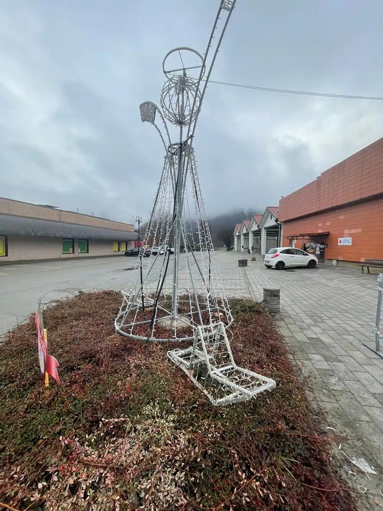 vandalizzato l'angelo installato dalla pro loco
