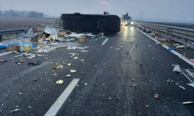 I mezzi pesanti hanno occupato completamente la carreggiata.