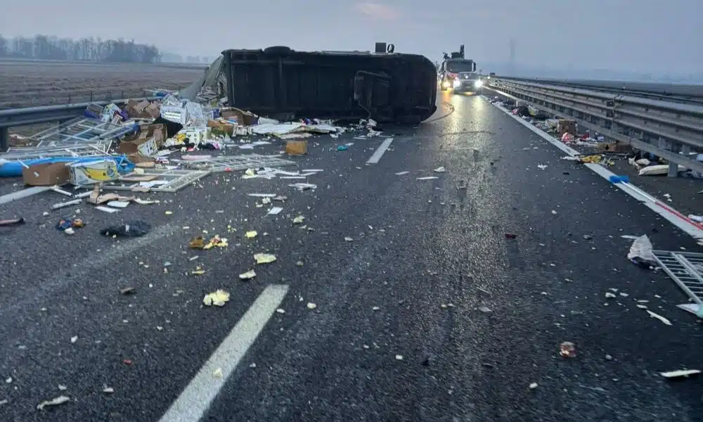 I mezzi pesanti hanno occupato completamente la carreggiata.