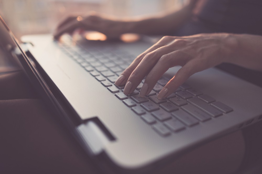 Ragazzo al computer (© Depositphotos)