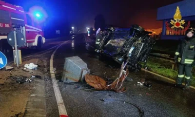 Auto si schianta contro la statua in mezzo alla rotonda