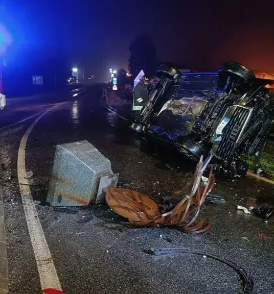 Auto si schianta contro la statua in mezzo alla rotonda
