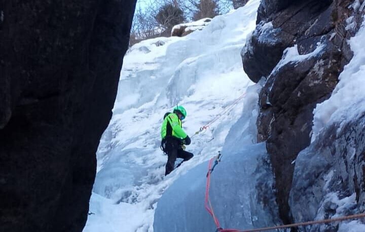 Bloccata sulla cascata di ghiaccio, scalatrice salvata con l’elicottero