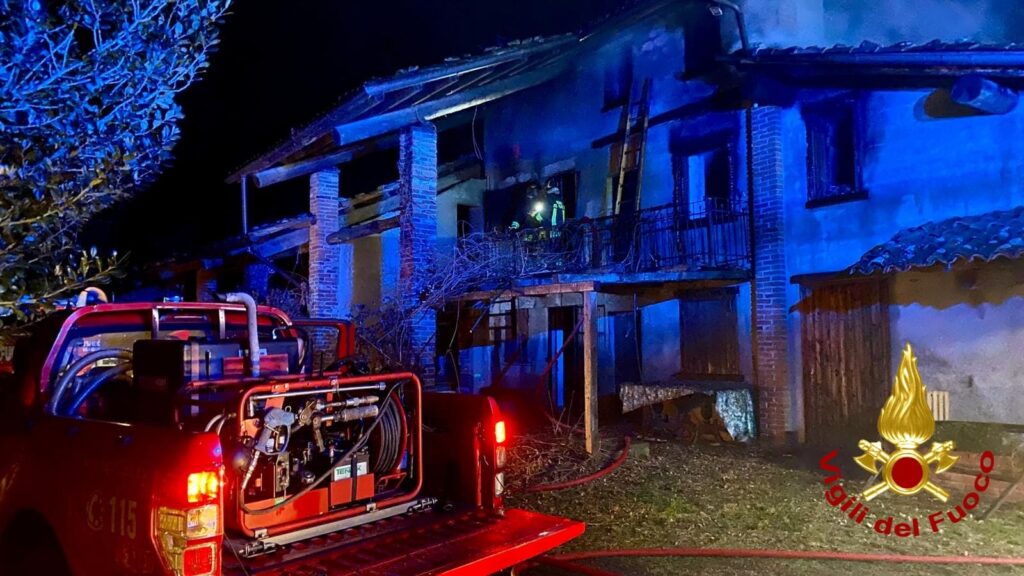 Abitazione in fiamme, mobilitati cinque mezzi dei Vigili del fuoco - FOTO