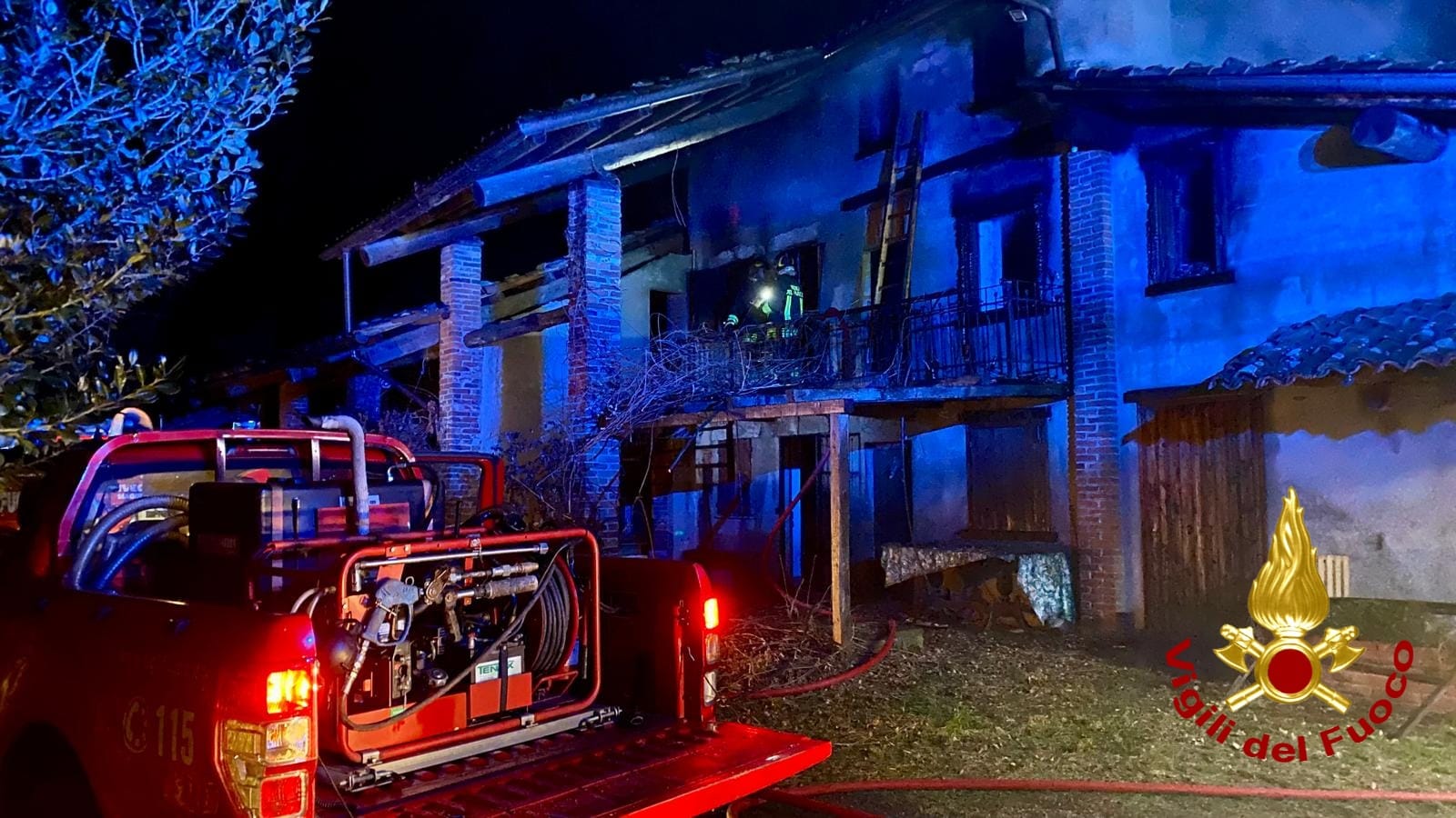 Abitazione in fiamme, mobilitati cinque mezzi dei Vigili del fuoco - FOTO