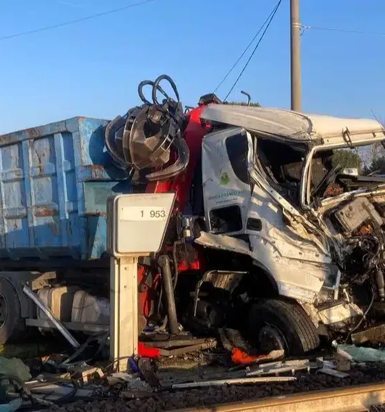 Camion sui binari travolto dal treno: sfiorato il disastro
