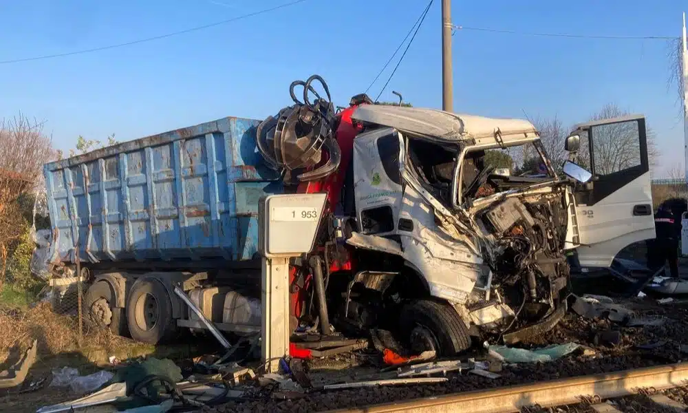 Camion sui binari travolto dal treno: sfiorato il disastro