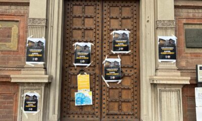 Post it giganti sulla porta della Biblioteca dei Ragazzi: "Olivero, quando la riapri?"