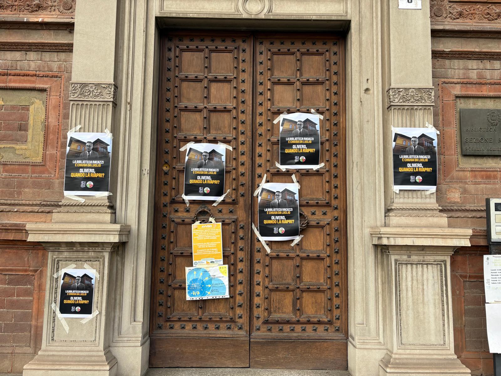 Post it giganti sulla porta della Biblioteca dei Ragazzi: "Olivero, quando la riapri?"