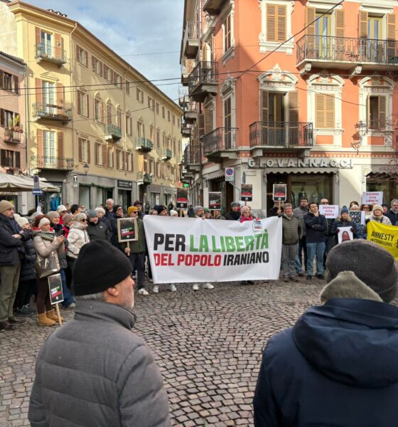 Piazza Santa Marta gremita per il popolo iraniano - FOTO