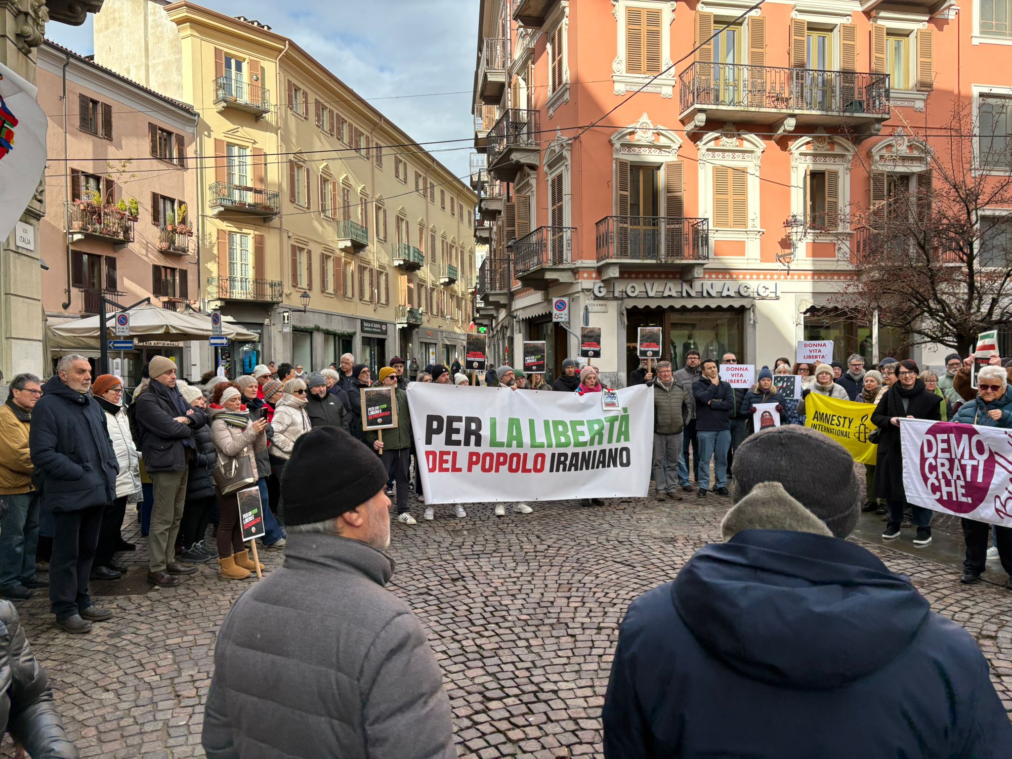 Piazza Santa Marta gremita per il popolo iraniano - FOTO