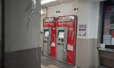 distrugge biglietterie e vetrate