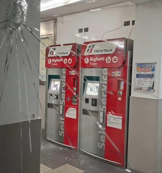 distrugge biglietterie e vetrate