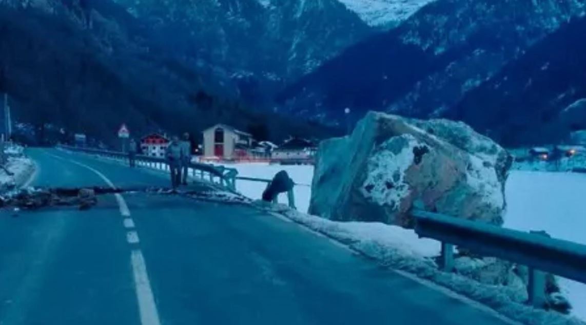 Masso in strada, anche alcuni biellesi bloccati a Gressoney