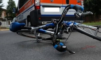 in bici contro un muro