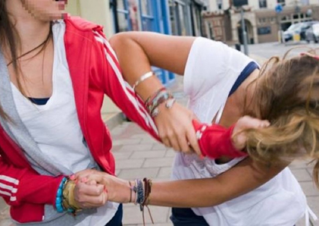 violenta scazzotta fuori dal bona