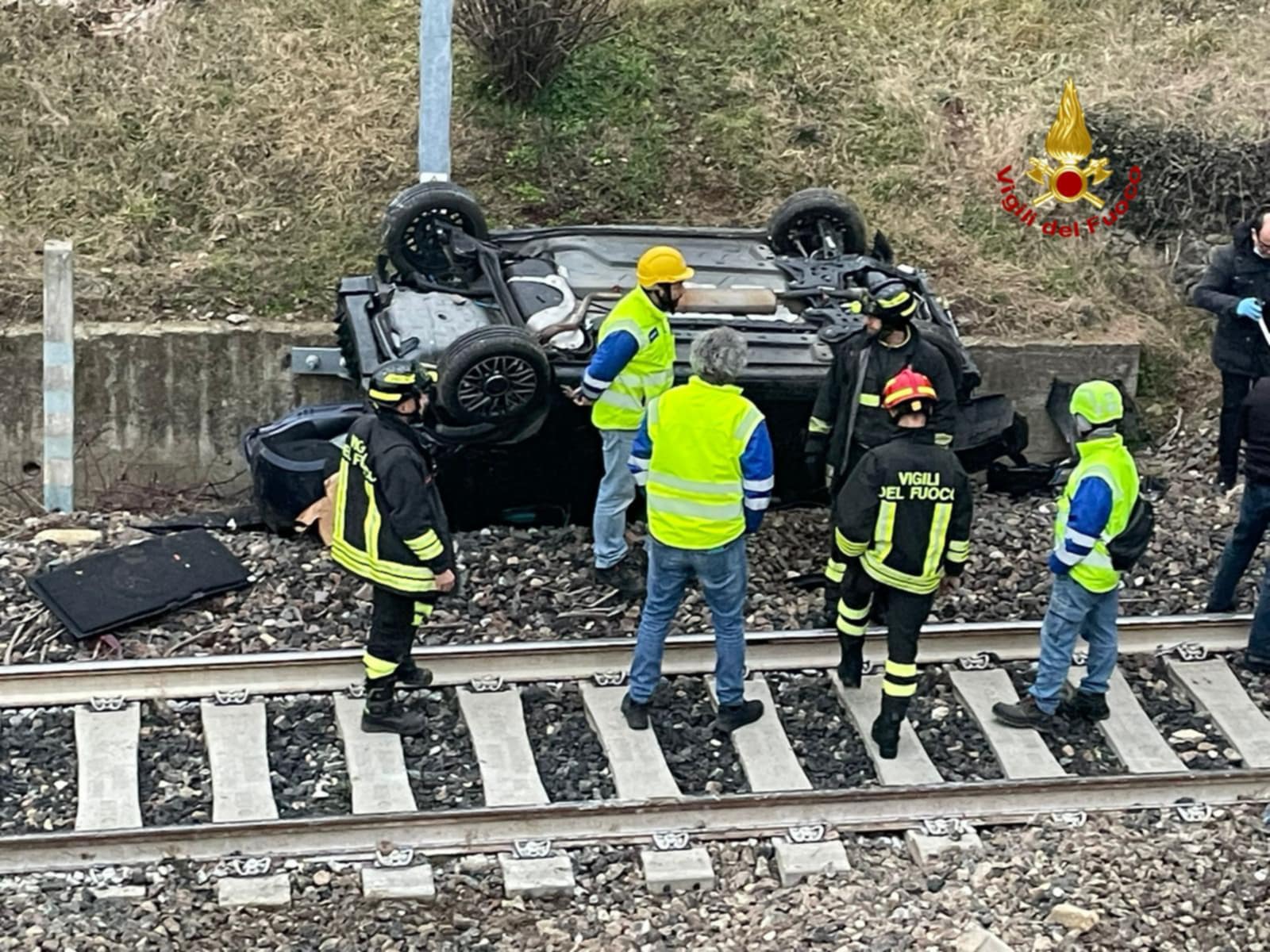 Era rubata l'auto finita sui binari del treno a Sandigliano
