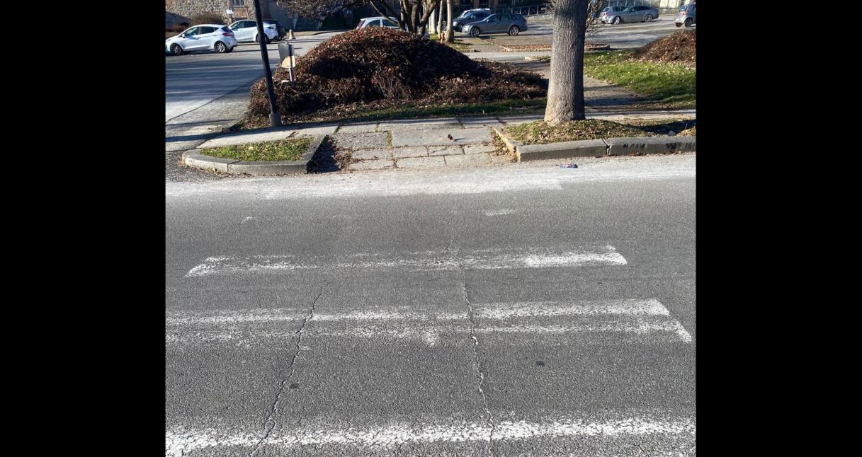 Biella, strisce invisibili: “Attraversare è un azzardo”