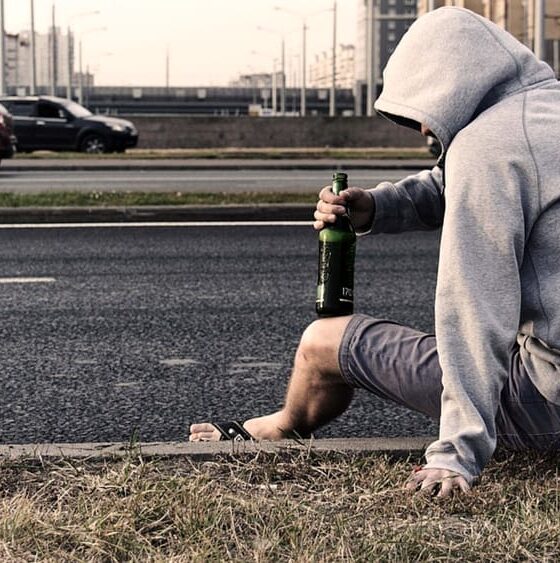 ubriaco fa ammattire cittadini e carabinieri