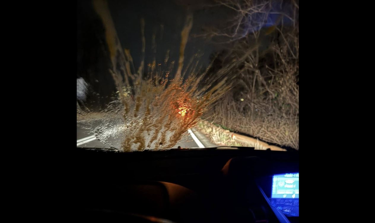 «Lanciano uova contro il parabrezza vicino al ponte»