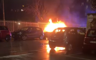 auto in fiamme biella