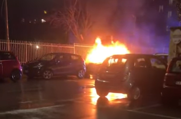 Auto in fiamme in vicolo Galeazzo: è un incendio doloso