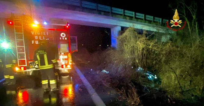 Si ribalta con l'auto lungo la super e poi sparisce