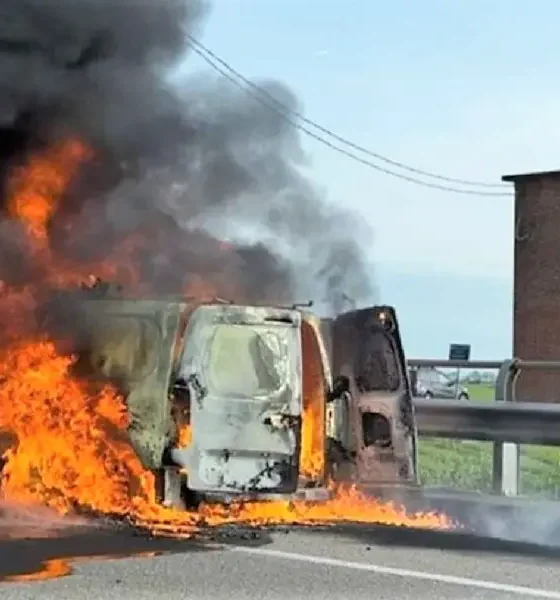 Auto e furgone prendono fuoco dopo lo scontro: un morto e un ferito