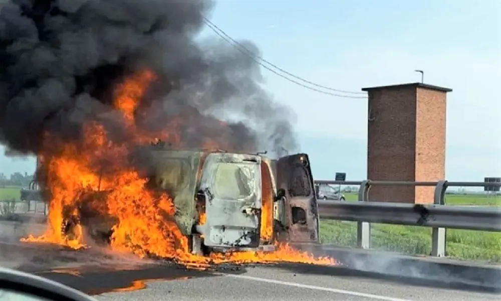 Auto e furgone prendono fuoco dopo lo scontro: un morto e un ferito
