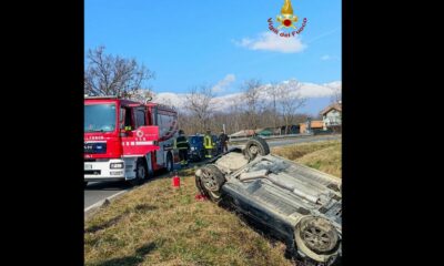 Perde il controllo dell'auto e si capotta sul prato oltre la carreggiata