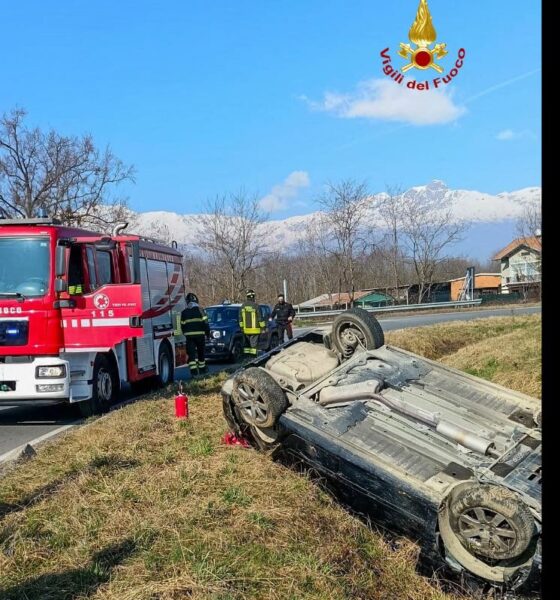 Perde il controllo dell'auto e si capotta sul prato oltre la carreggiata