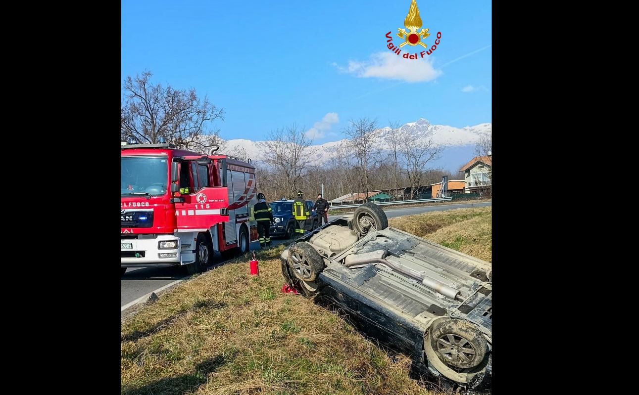 Perde il controllo dell'auto e si capotta sul prato oltre la carreggiata