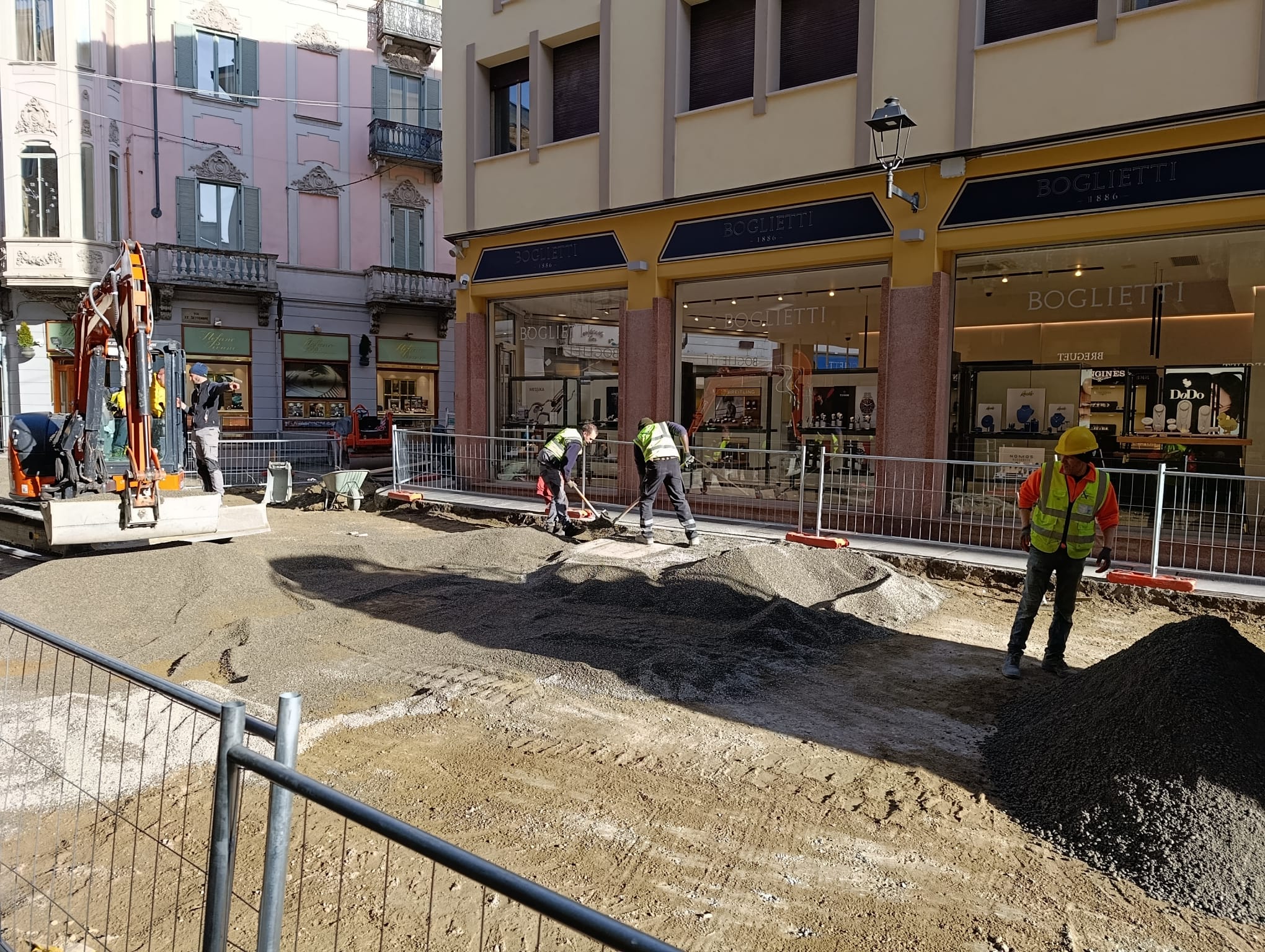 Via Italia, con il cantiere davanti alla Fons Vitae "traslocano" i bus