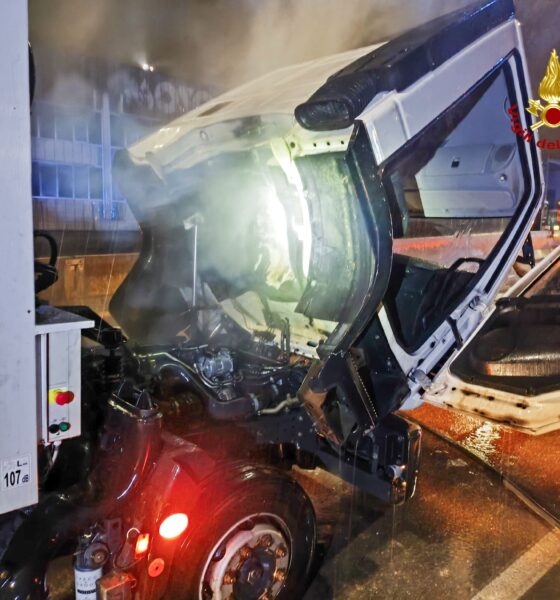 Principio d’incendio su un mezzo Seab: intervengono i vigili del fuoco - FOTO