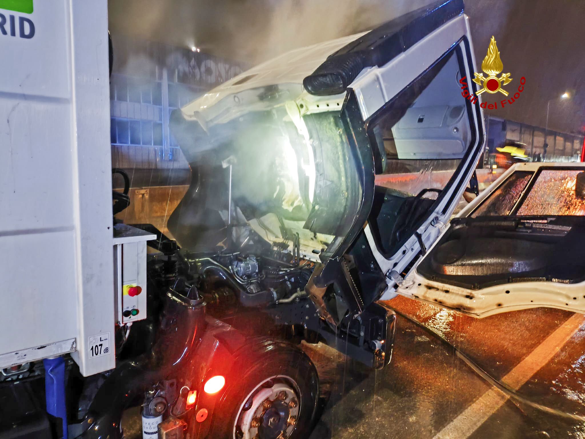 Principio d’incendio su un mezzo Seab: intervengono i vigili del fuoco - FOTO