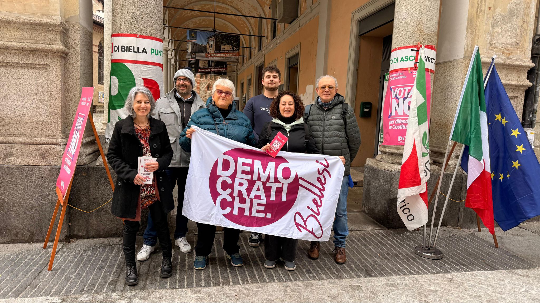 Volantinaggio del Pd in via Italia per dire No al referendum