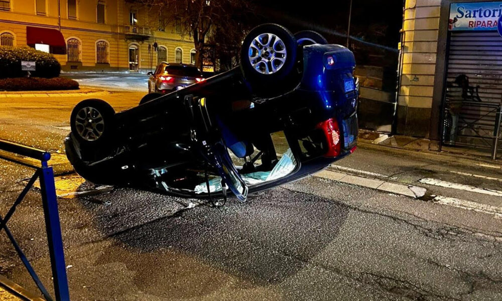 Auto ribaltata in viale Matteotti a Biella