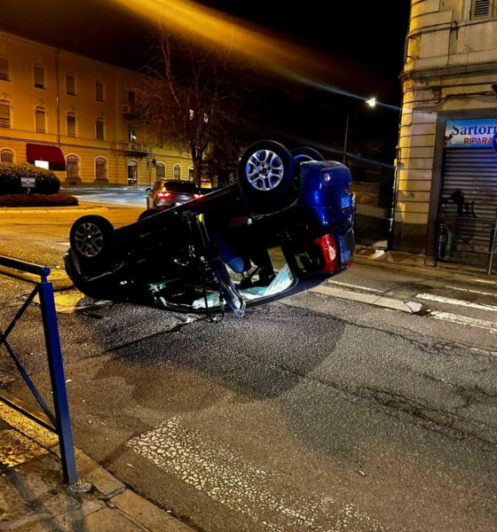 Auto ribaltata in viale Matteotti a Biella