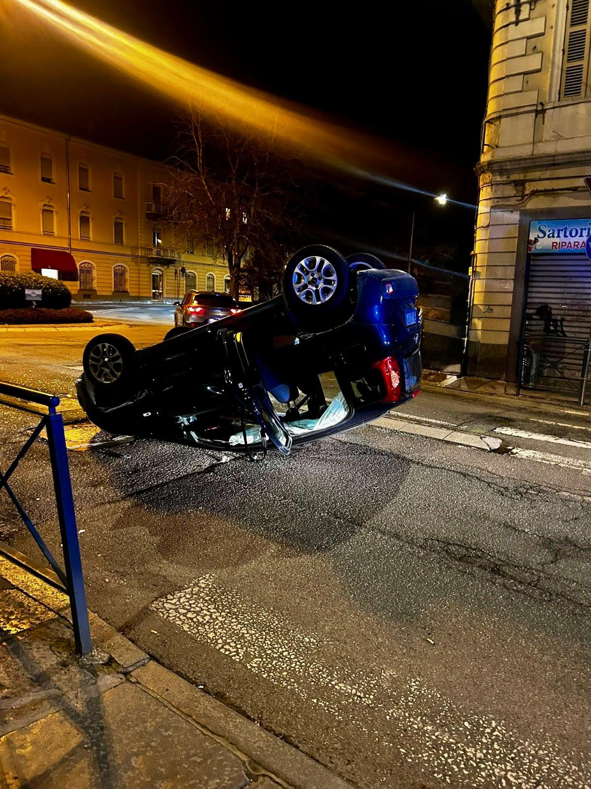 Auto ribaltata in viale Matteotti a Biella